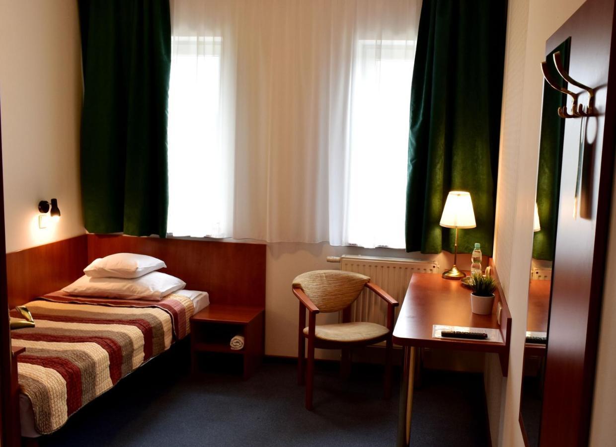 Hotel Zlote Deby Varsó Kültér fotó